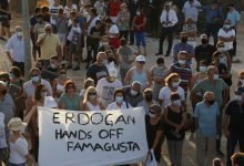 Photo of قبرص الجنوبية: المئات من قبارصة اليونان يتجمعون في ديرينيا للاحتجاج على افتتاح فاروشا